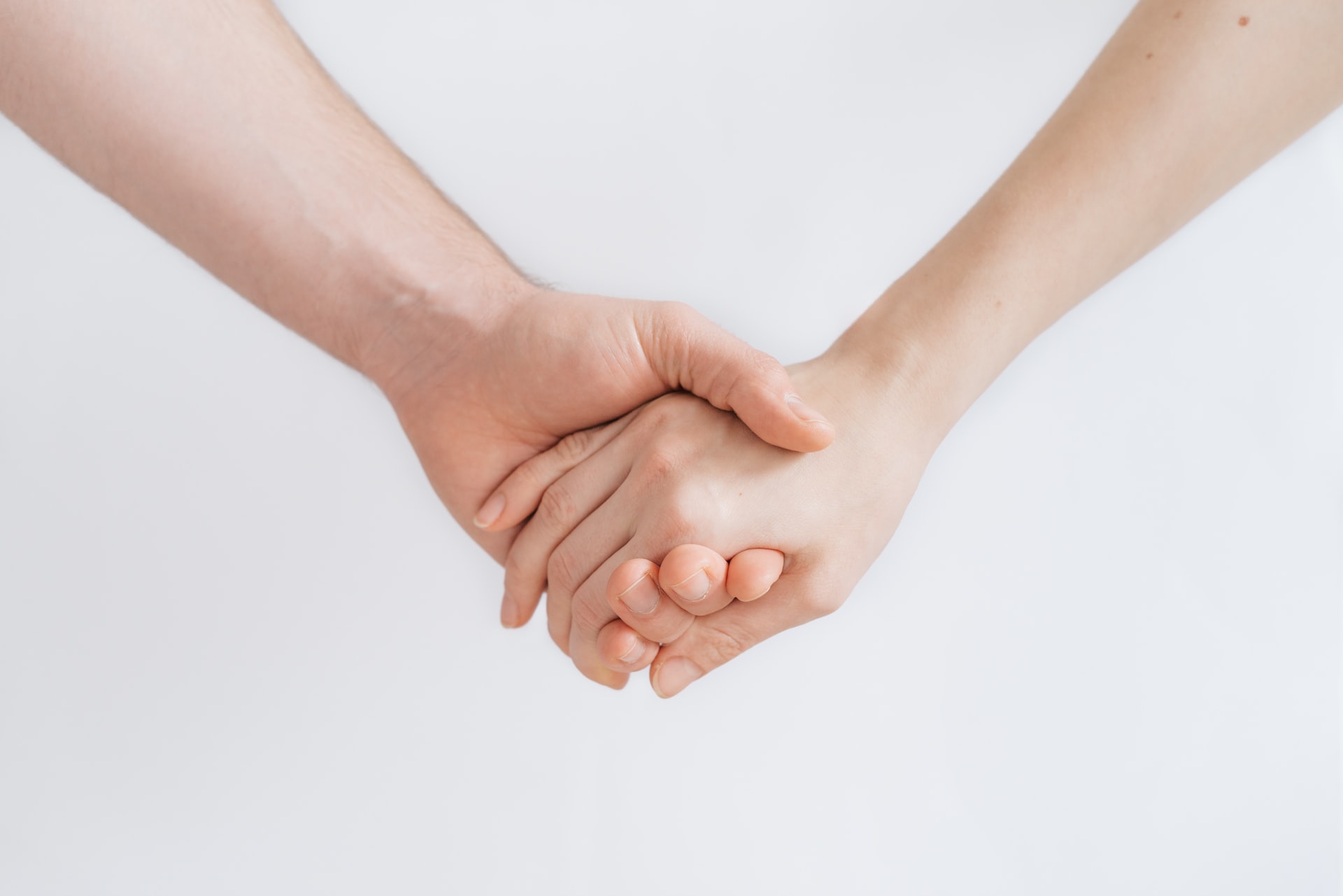 Cette homme et cette femme se tiennent les mains. Ils sont solidaires face au COVID 19.