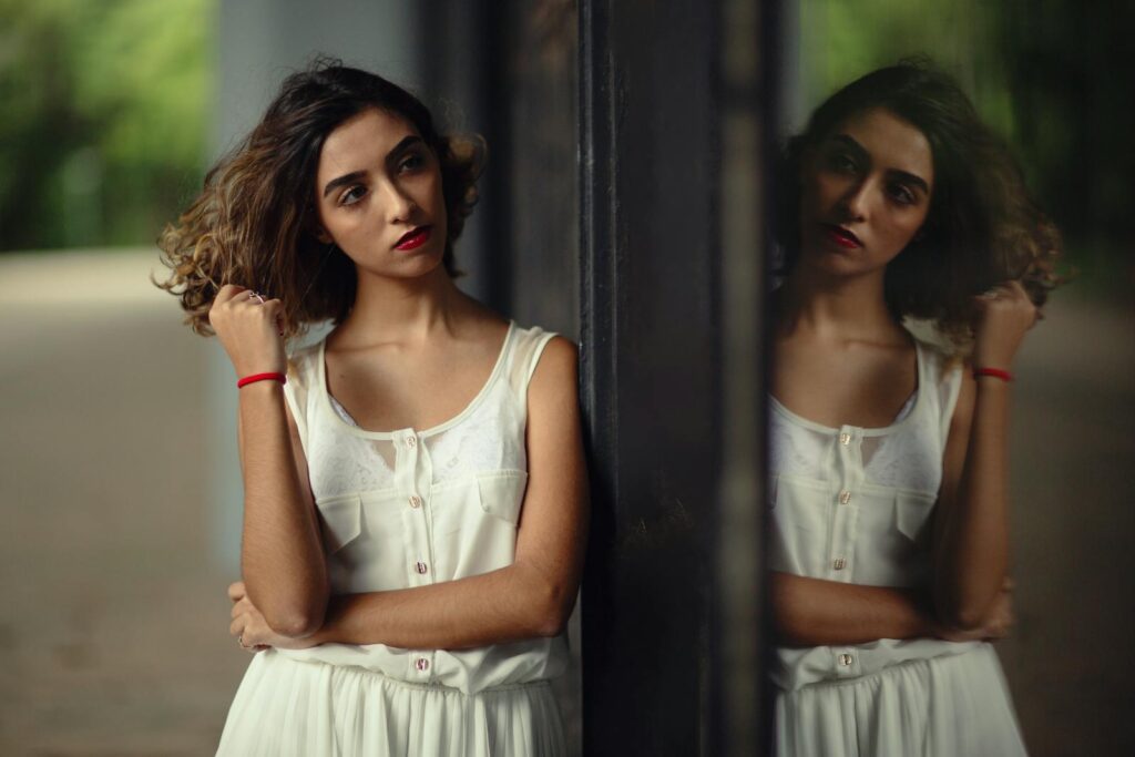 amour de soi » Cultiver l’Amour de Soi : 7 Secrets Puissants amour de soi, se trouver belle dans le miroir