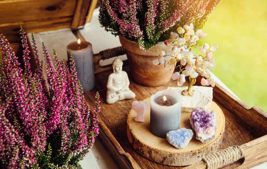 Astuces déco anti-anxiété » 5 Astuces Déco Anti-Anxiété Pour Transformer Votre Espace en 2025 Petit coin zen avec coussin de méditation, plante et diffuseur d'huiles essentielles, exemple de refuge anti-anxiété à la maison